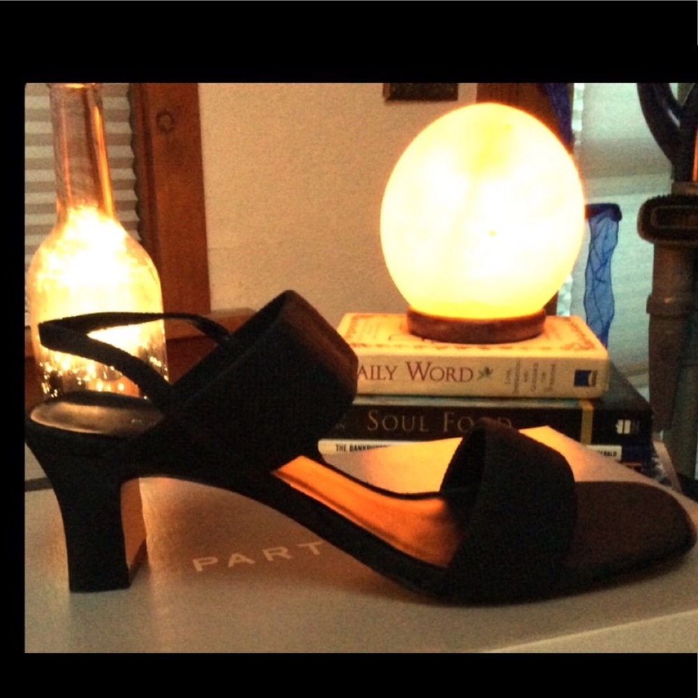 NWT Leather Vintage Comfy Strappy Stretch Mules 7.5